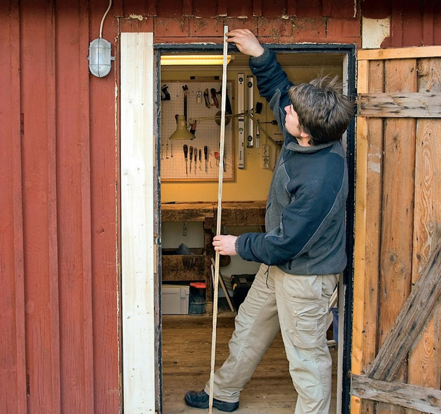 Montere dør til skur Montering af dør til skur